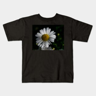 Daisy in the shadows. Kids T-Shirt